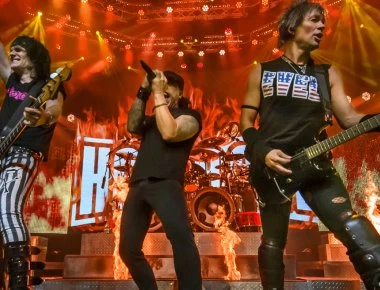 «Άρπαξαν» φωτιά τα μαλλιά τραγουδιστή πάνω στη σκηνή και αυτός... συνέχισε να τραγουδάει (βίντεο)